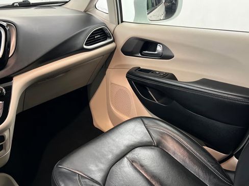 Used 2022 Chrysler Pacifica Touring-L image 10