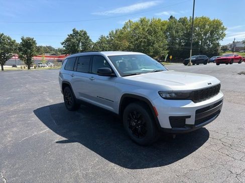 Used 2024 Jeep Grand Cherokee L Laredo AWD/4WD image 5