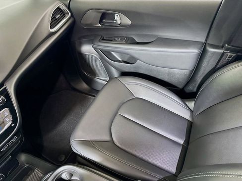 Used 2025 Chrysler Pacifica Select image 21