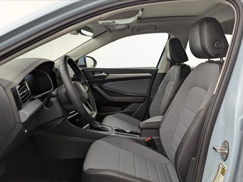 Used 2025 Volkswagen Jetta SE w/ Sunroof Package FWD image 13