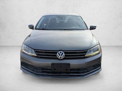 Used 2017 Volkswagen Jetta SE image 2