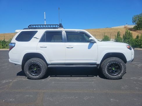 Used 2018 Toyota 4Runner TRD Off-Road Premium AWD/4WD image 6