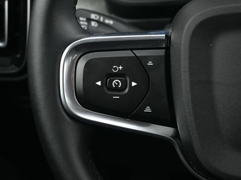 Used 2025 Volvo XC40 B5 Core image 25