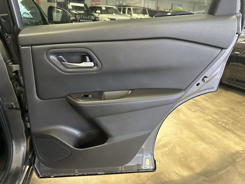 Used 2024 Nissan Rogue SV FWD image 25