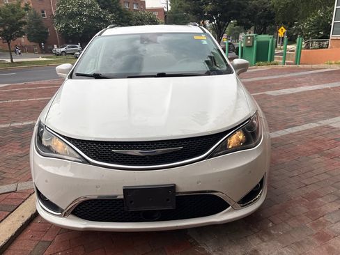 Used 2019 Chrysler Pacifica Touring-L Plus FWD image 8