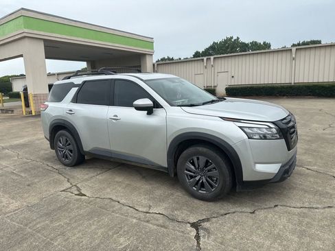 Used 2024 Nissan Pathfinder SV w/ SV Premium Package FWD image 15