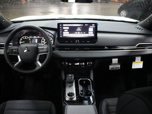 New 2026 Mitsubishi Outlander LE FWD image 16