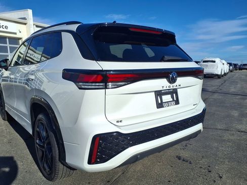 Used 2026 Volkswagen Tiguan SE R-Line image 7