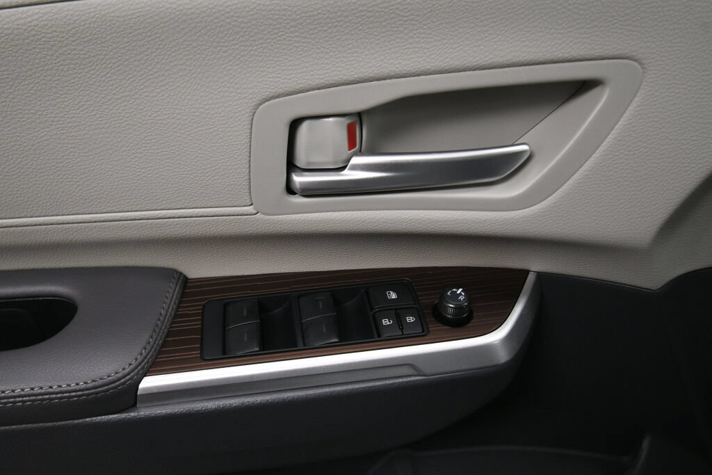 Certified 2024 Toyota Sienna XLE FWD image 11