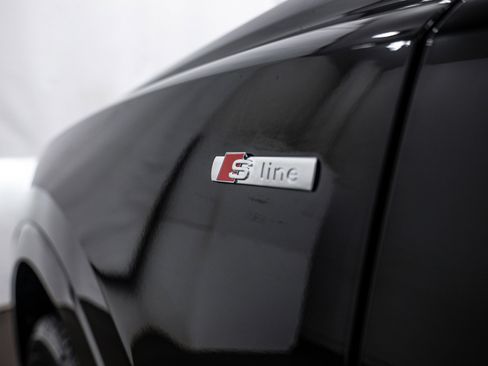 Certified 2025 Audi Q3 2.0T Premium Plus w/ Premium Plus Package image 19