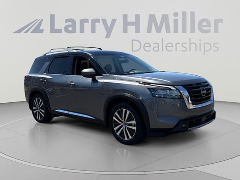 Used 2022 Nissan Pathfinder Platinum w/ Cargo Package FWD image 7