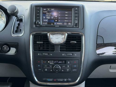 Used 2014 Chrysler Town & Country Touring-L w/ Driver Convenience Group FWD image 23