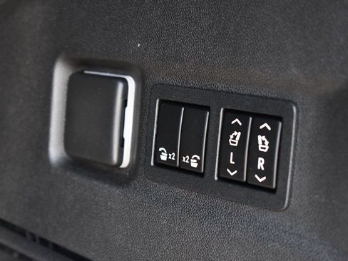 Used 2022 Chevrolet Suburban RST w/ Sport Performance Package image 9