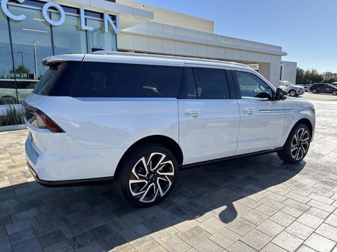 New 2026 Lincoln Navigator L Reserve AWD/4WD image 2
