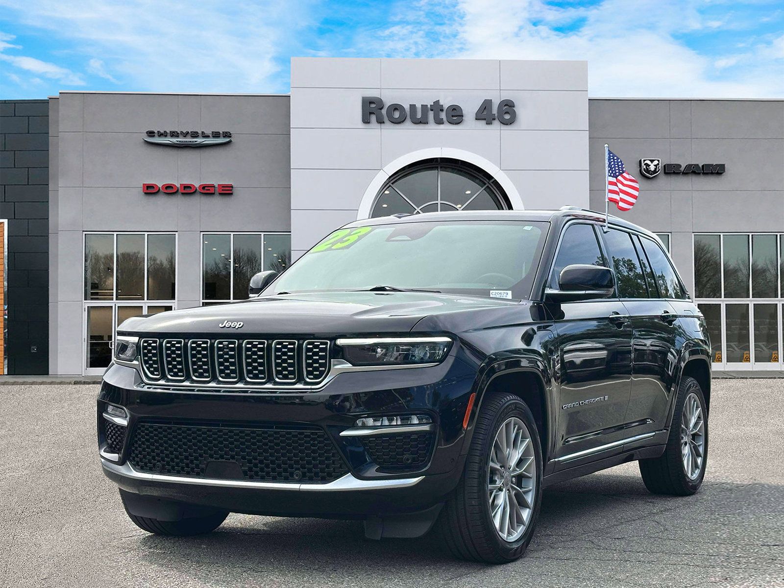 Used 2023 Jeep Grand Cherokee Summit w/ Luxury Tech Group V AWD/4WD image 2
