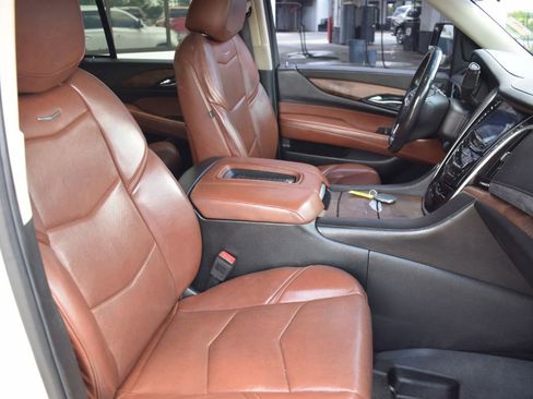 Used 2019 Cadillac Escalade Luxury RWD image 15