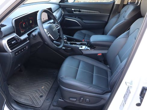 Used 2025 Kia Telluride EX w/ EX Captain's Chair Package FWD image 16