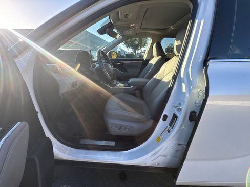 Used 2022 Toyota Highlander Limited AWD/4WD image 9