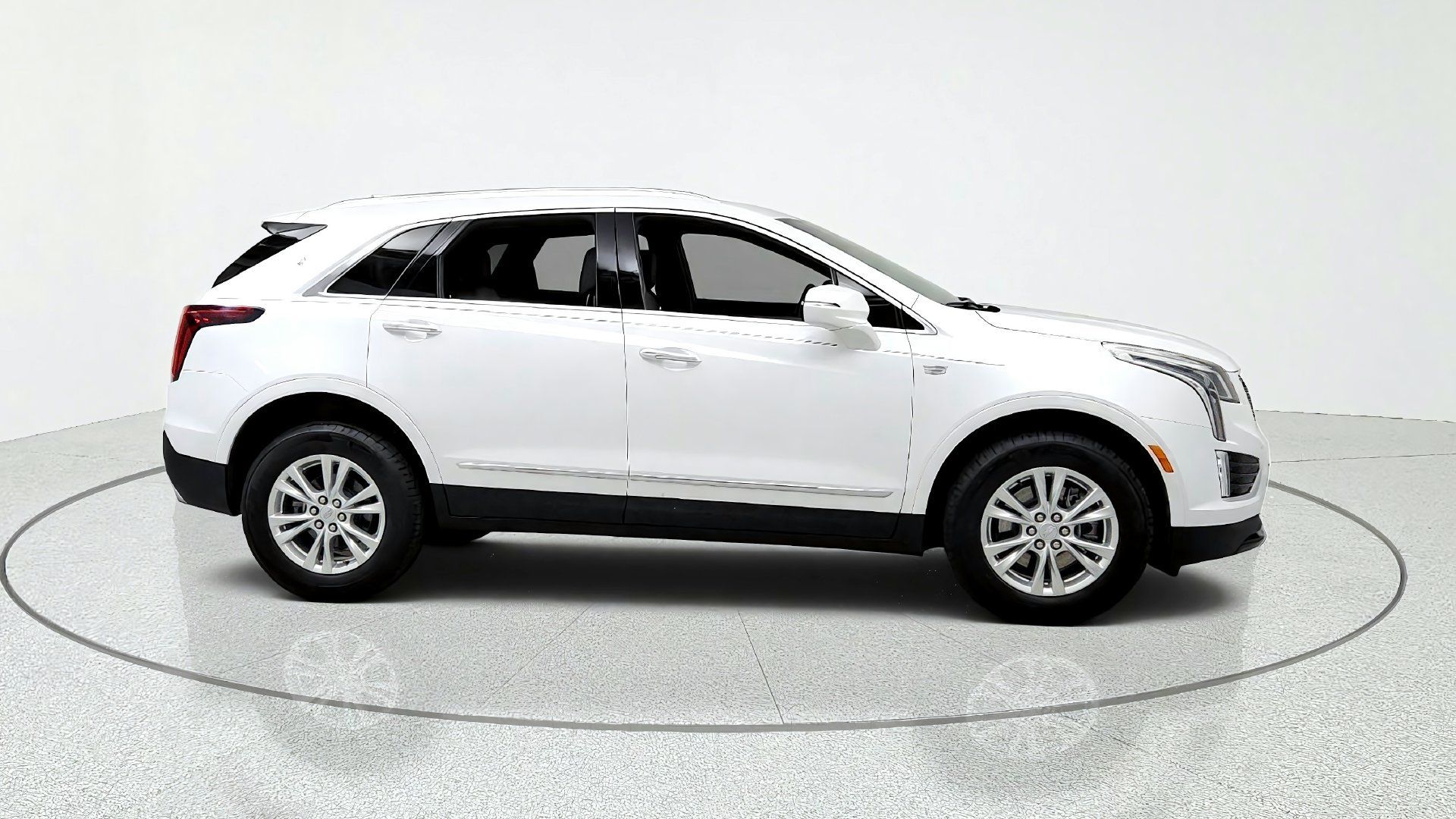 Certified 2024 Cadillac XT5 Luxury w/ LPO, Floor Liner Package AWD/4WD image 6