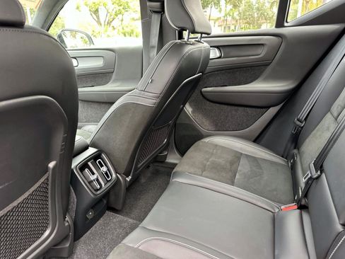 Used 2022 Volvo XC40 T5 R-Design image 16