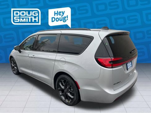 New 2026 Chrysler Pacifica Select w/ S Appearance Package image 4