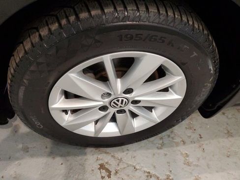 Used 2015 Volkswagen Golf S w/ Lighting Package image 28