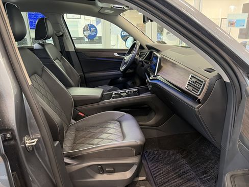 Used 2024 Volkswagen Atlas SEL Premium R-Line AWD/4WD image 31