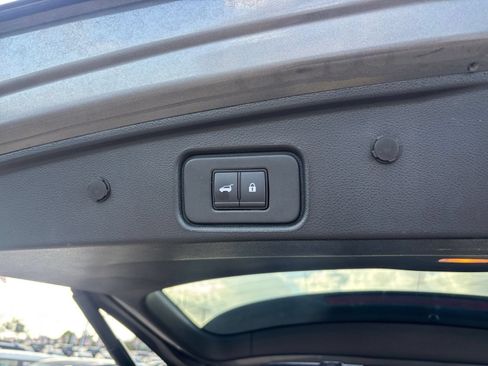 Used 2025 Nissan Pathfinder SV FWD image 23