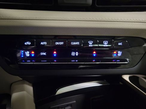 Used 2022 Buick Envision Avenir w/ Technology Package II FWD image 19