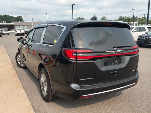 Used 2023 Chrysler Pacifica Touring-L w/ Uconnect Theater Family Group AWD/4WD image 3