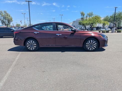 Used 2024 Nissan Altima 2.5 SV FWD image 5
