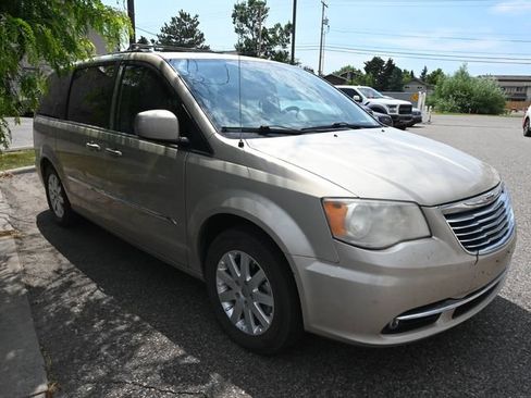 Used 2013 Chrysler Town & Country Touring FWD image 6
