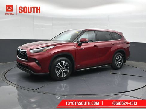 Used 2021 Toyota Highlander XLE AWD/4WD image 6