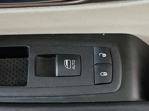 Used 2023 Chrysler Voyager LX image 28