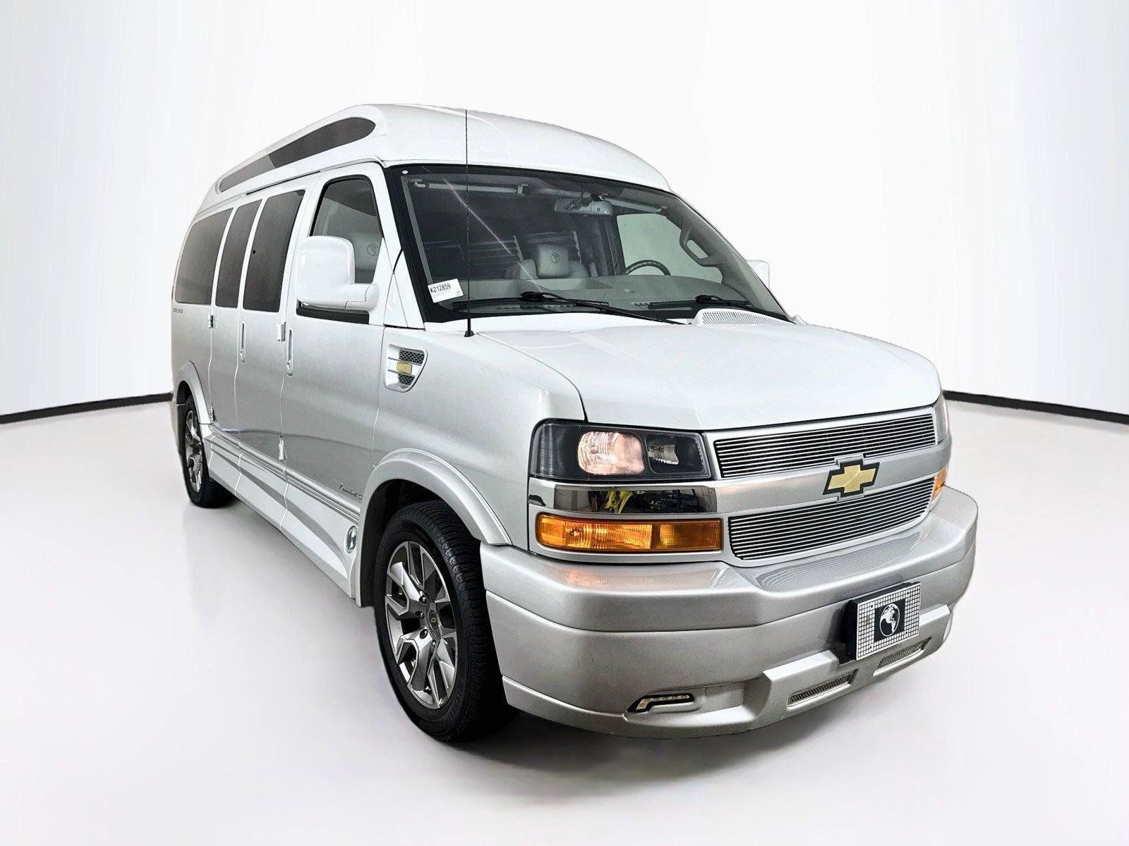 Used 2023 Chevrolet Express 2500 RWD image 6