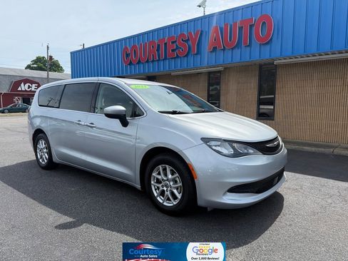 Used 2023 Chrysler Voyager LX FWD image 1