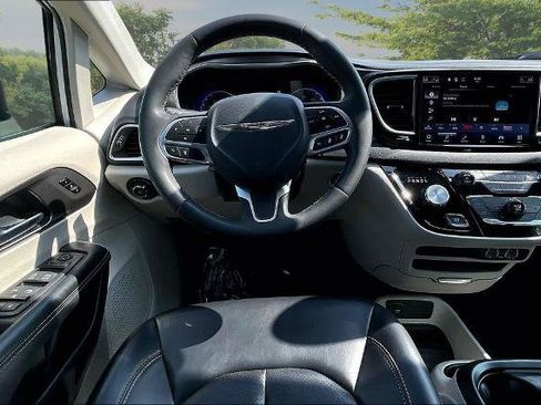 Used 2023 Chrysler Pacifica Touring-L FWD image 5
