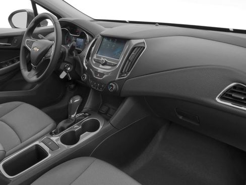 Used 2017 Chevrolet Cruze LT w/ Convenience Package FWD image 9
