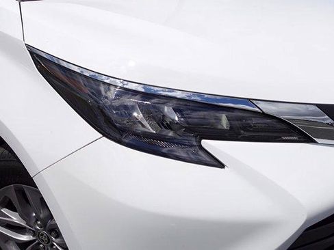 Certified 2025 Toyota Sienna LE FWD image 24