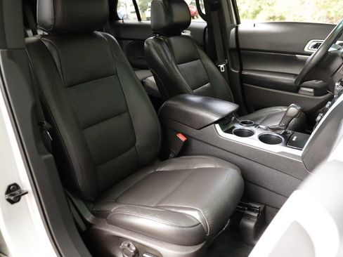 Used 2014 Ford Explorer XLT w/ Equipment Group 202A FWD image 31