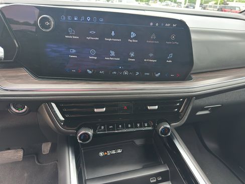 Used 2025 Chevrolet Suburban Z71 AWD/4WD image 19