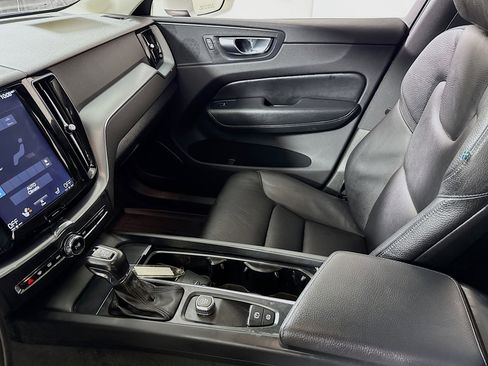 Used 2018 Volvo XC60 T5 Momentum w/ Vision Package image 24