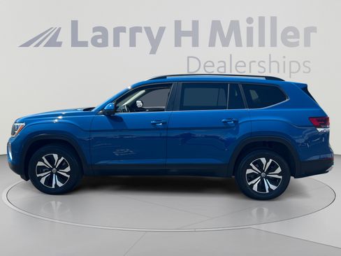 Used 2025 Volkswagen Atlas SE AWD/4WD image 2