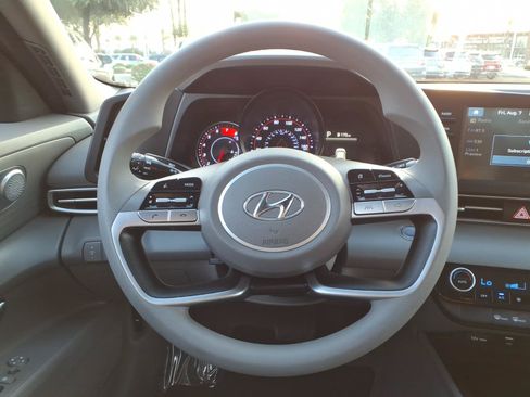 Used 2022 Hyundai Elantra SEL w/ Preferred Accessory Package FWD image 12