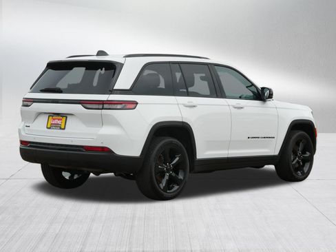 Used 2024 Jeep Grand Cherokee Altitude AWD/4WD image 7