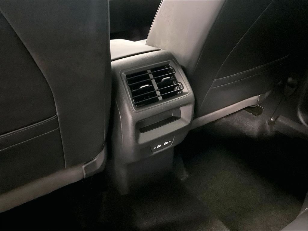 Used 2025 Volkswagen Tiguan SE AWD/4WD image 28