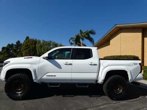 Used 2025 Toyota Tacoma TRD Sport image 14