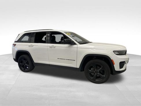 Used 2023 Jeep Grand Cherokee Altitude AWD/4WD image 8