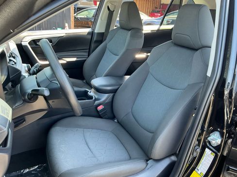 Used 2025 Toyota RAV4 XLE image 18