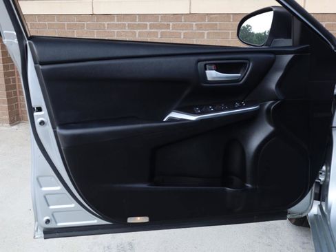 Used 2017 Toyota Camry LE FWD image 12